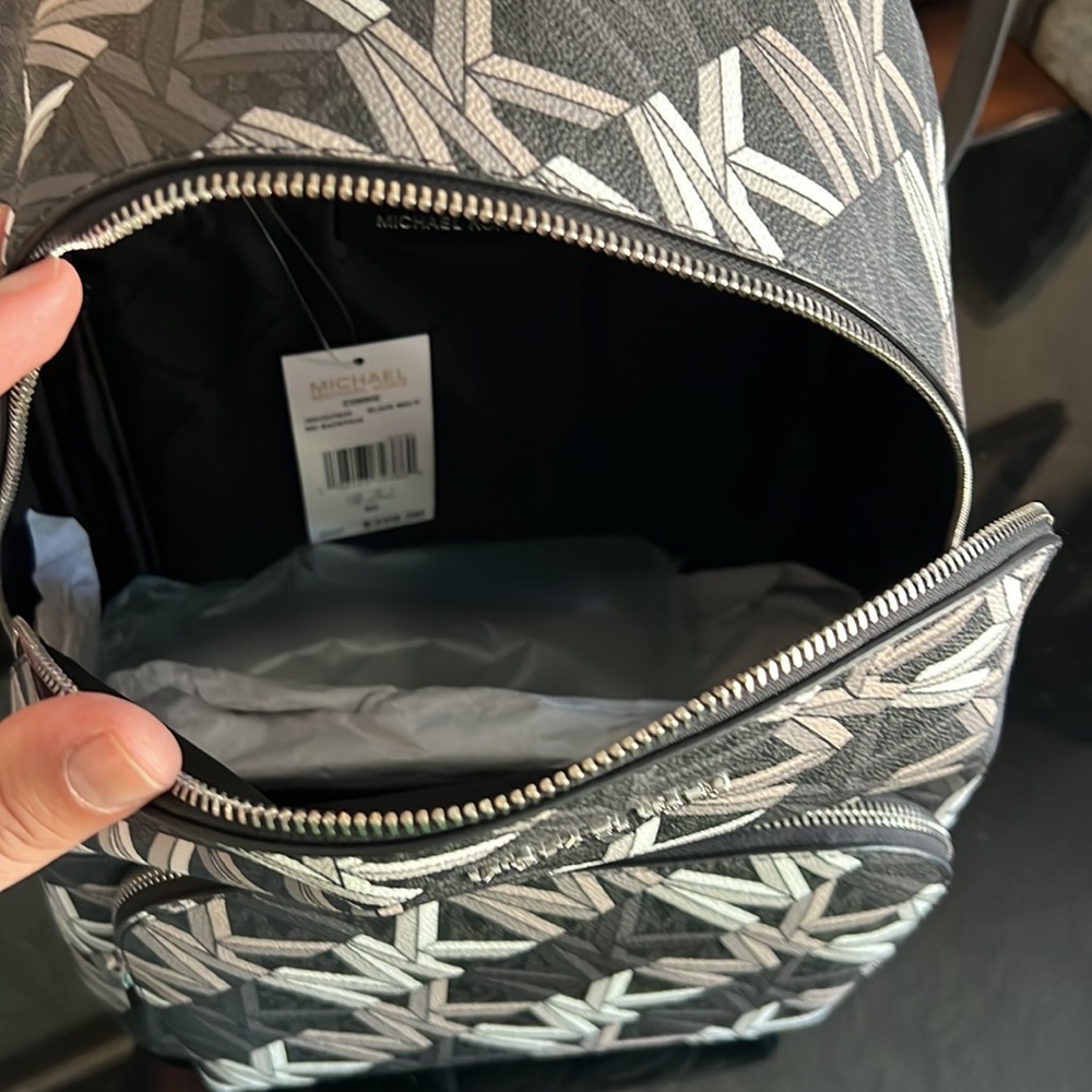 Mom ♥️ 100% Authentic Brand NWT…never used Michael Kors Leather Cliché Bk Pck - Picture 9 of 9